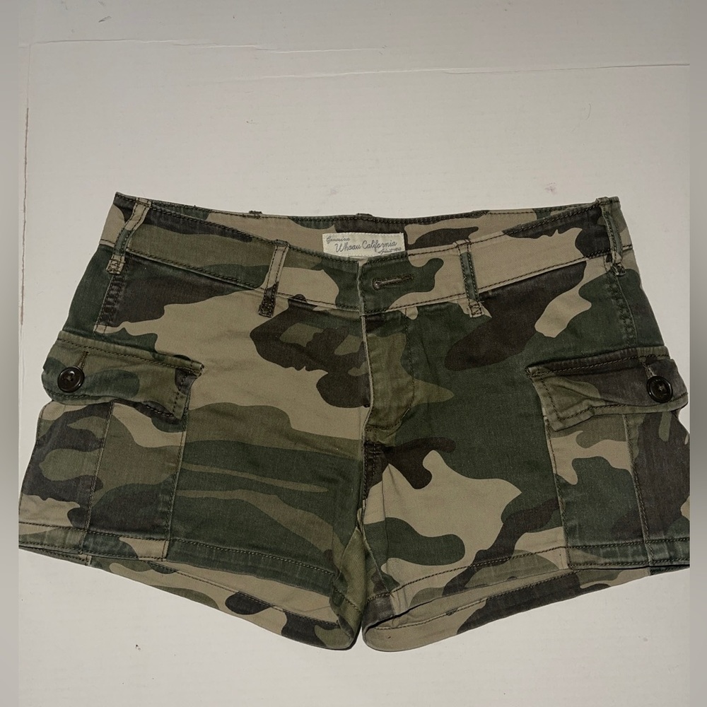 Whoau green camouflage shorts women’s size 2.